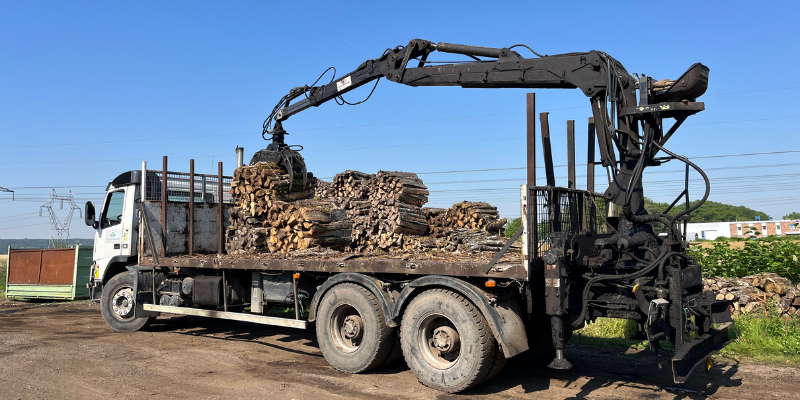 Bois de chauffage séchage naturel camion grumier